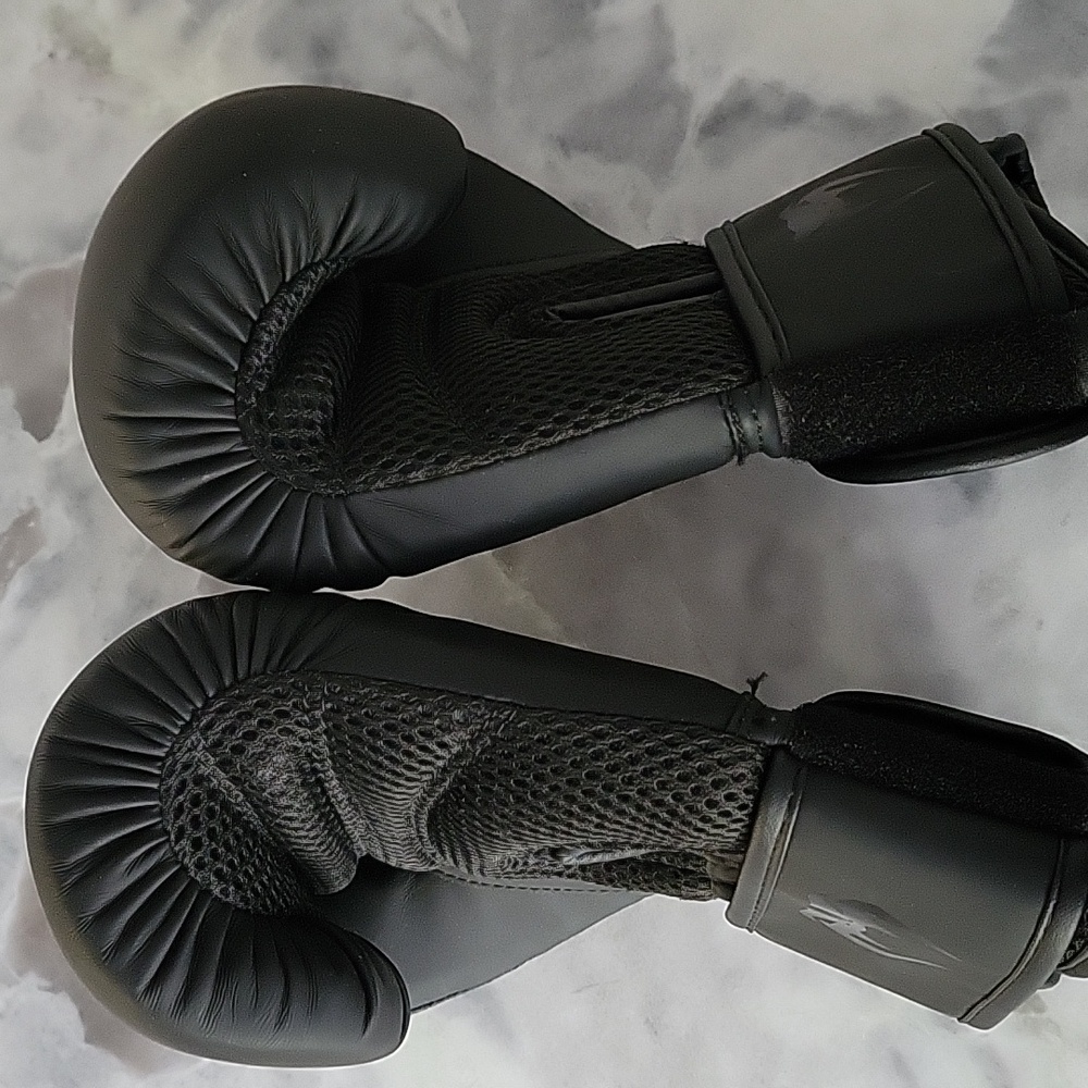 8oz. black Venum mma boxing gloves - Picture 2 of 5